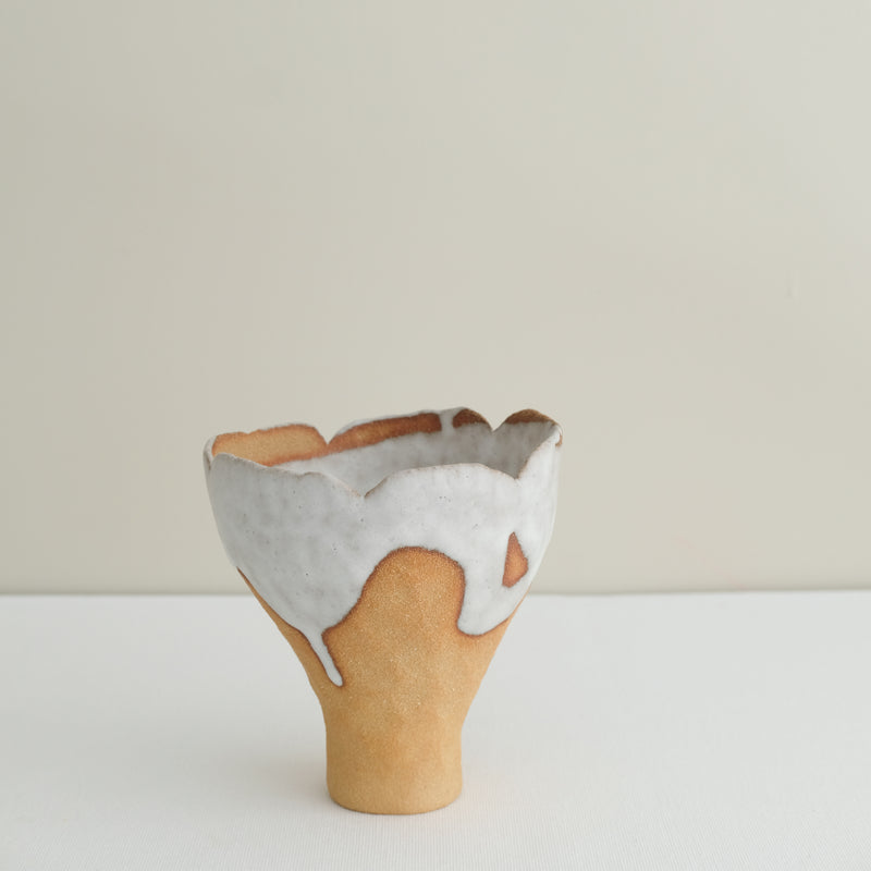 Vase 20 en grès H 11 cm - roux et blanc de Mano Mani chez Brutal Ceramics