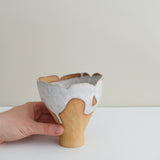 Vase 20 en grès H 11 cm - roux et blanc de Mano Mani chez Brutal Ceramics