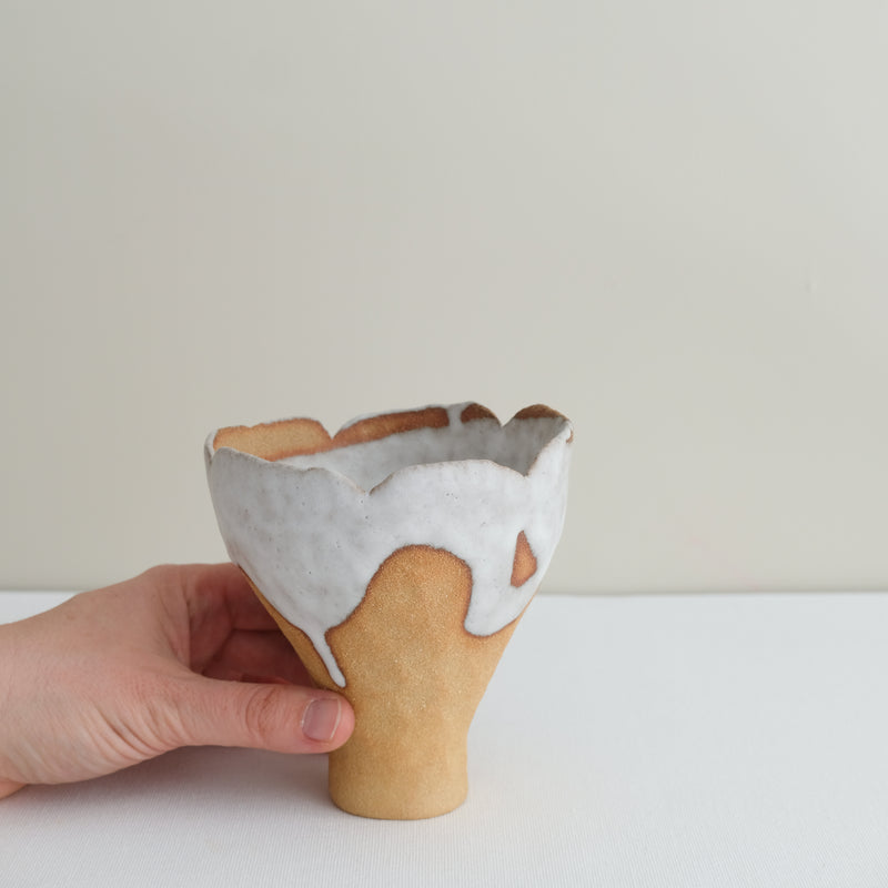 Vase 20 en grès H 11 cm - roux et blanc de Mano Mani chez Brutal Ceramics