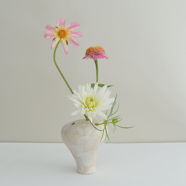 Vase 21 en grès H 11 cm - pois blanc de Mano Mani chez Brutal Ceramics