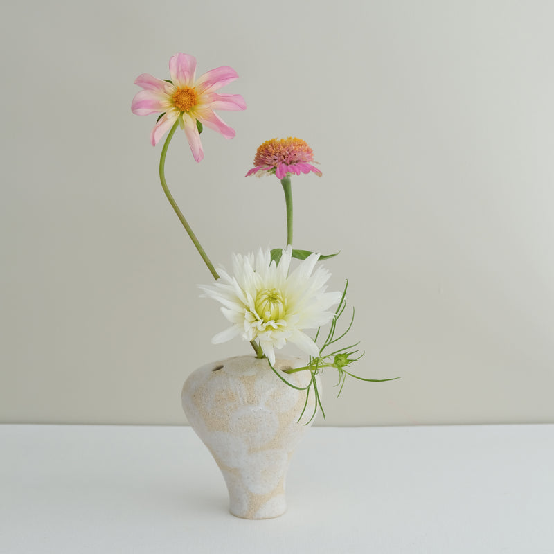 Vase 21 en grès H 11 cm - pois blanc de Mano Mani chez Brutal Ceramics