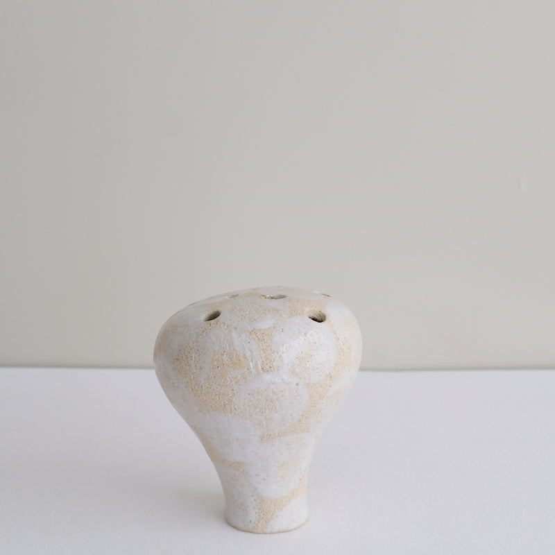 Vase 21 en grès H 11 cm - pois blanc de Mano Mani chez Brutal Ceramics