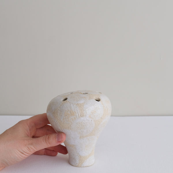 Vase 21 en grès H 11 cm - pois blanc de Mano Mani chez Brutal Ceramics
