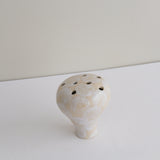 Vase 21 en grès H 11 cm - pois blanc de Mano Mani chez Brutal Ceramics