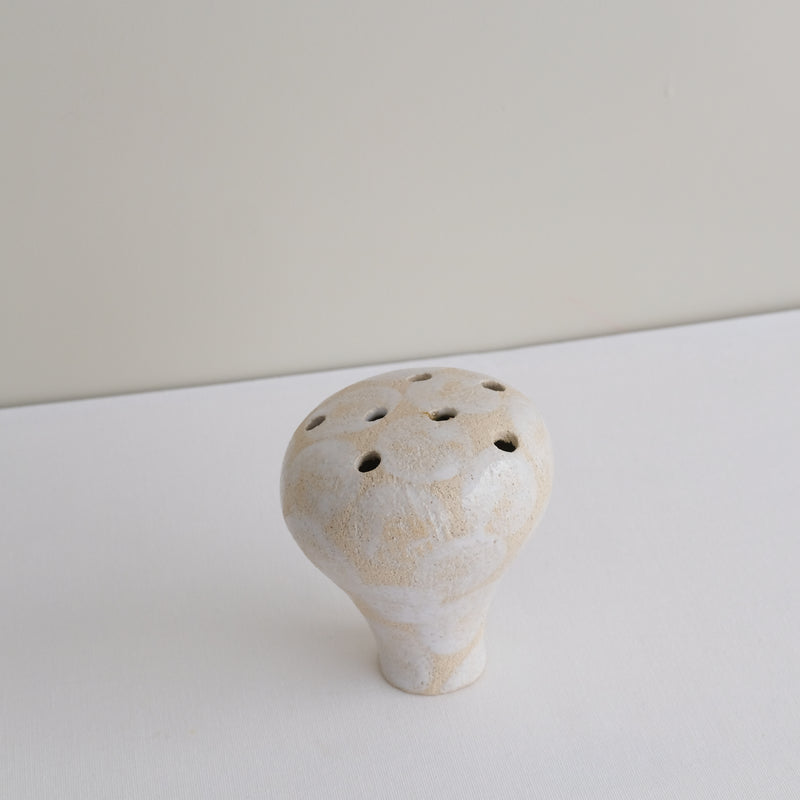Vase 21 en grès H 11 cm - pois blanc de Mano Mani chez Brutal Ceramics