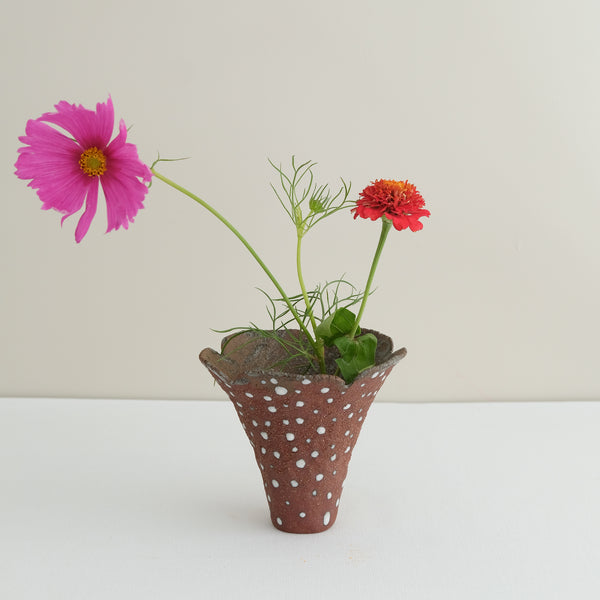 Vase 22 en grès H 11 cm - rouge et pois blanc de Mano Mani chez Brutal Ceramics