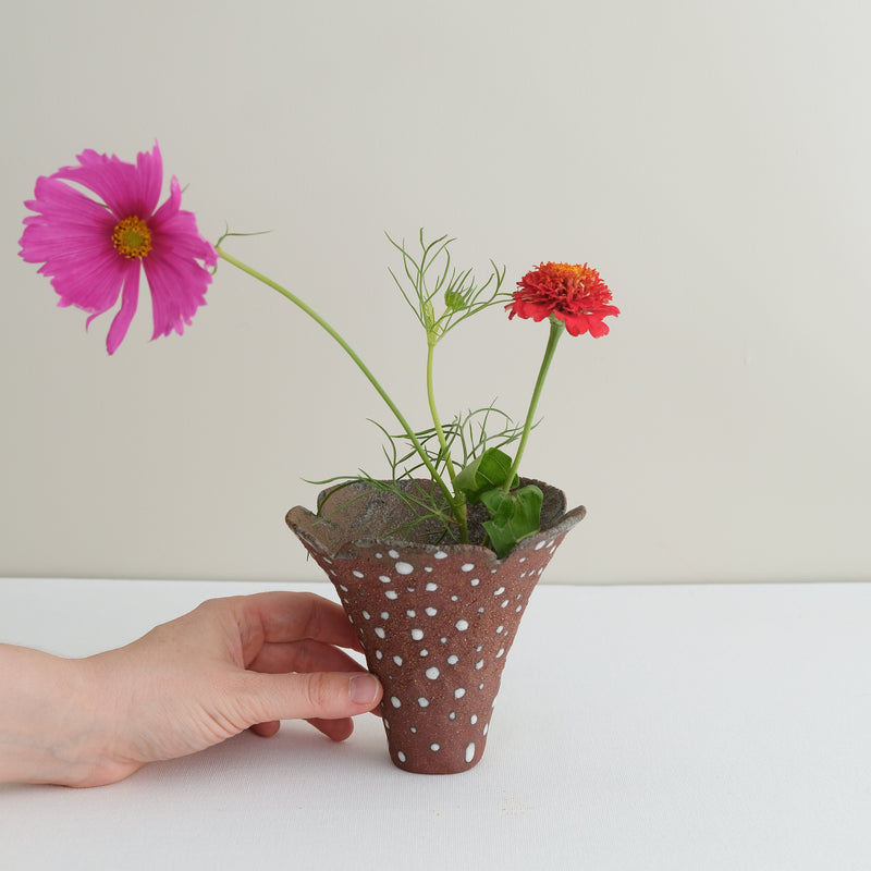 Vase 22 en grès H 11 cm - rouge et pois blanc de Mano Mani chez Brutal Ceramics