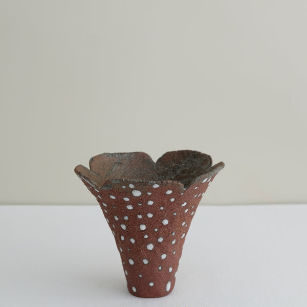 Vase 22 en grès H 11 cm - rouge et pois blanc de Mano Mani chez Brutal Ceramics