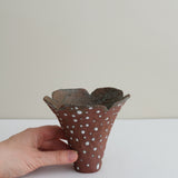 Vase 22 en grès H 11 cm - rouge et pois blanc de Mano Mani chez Brutal Ceramics