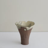 Vase 23 en grès H 12 cm - brun et jaune beurre de Mano Mani chez Brutal Ceramics