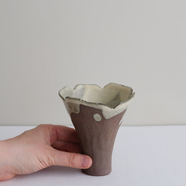 Vase 23 en grès H 12 cm - brun et jaune beurre de Mano Mani chez Brutal Ceramics
