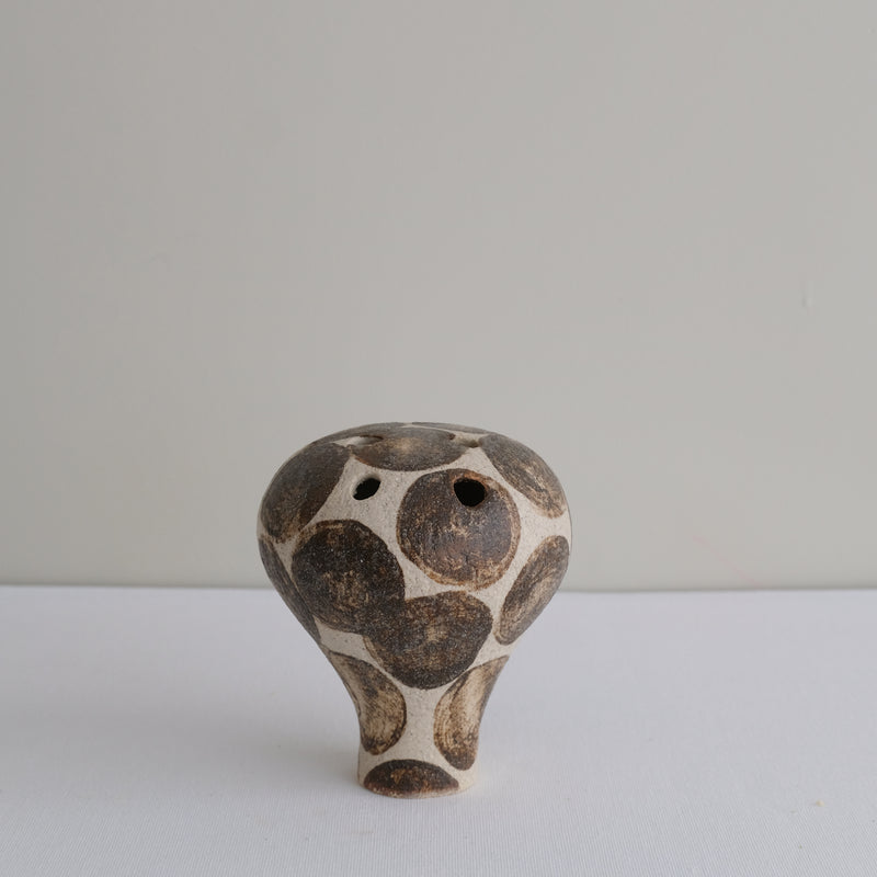  Vase 24 en grès H 12 cm - beige et pois brun de Mano Mani chez Brutal Ceramics