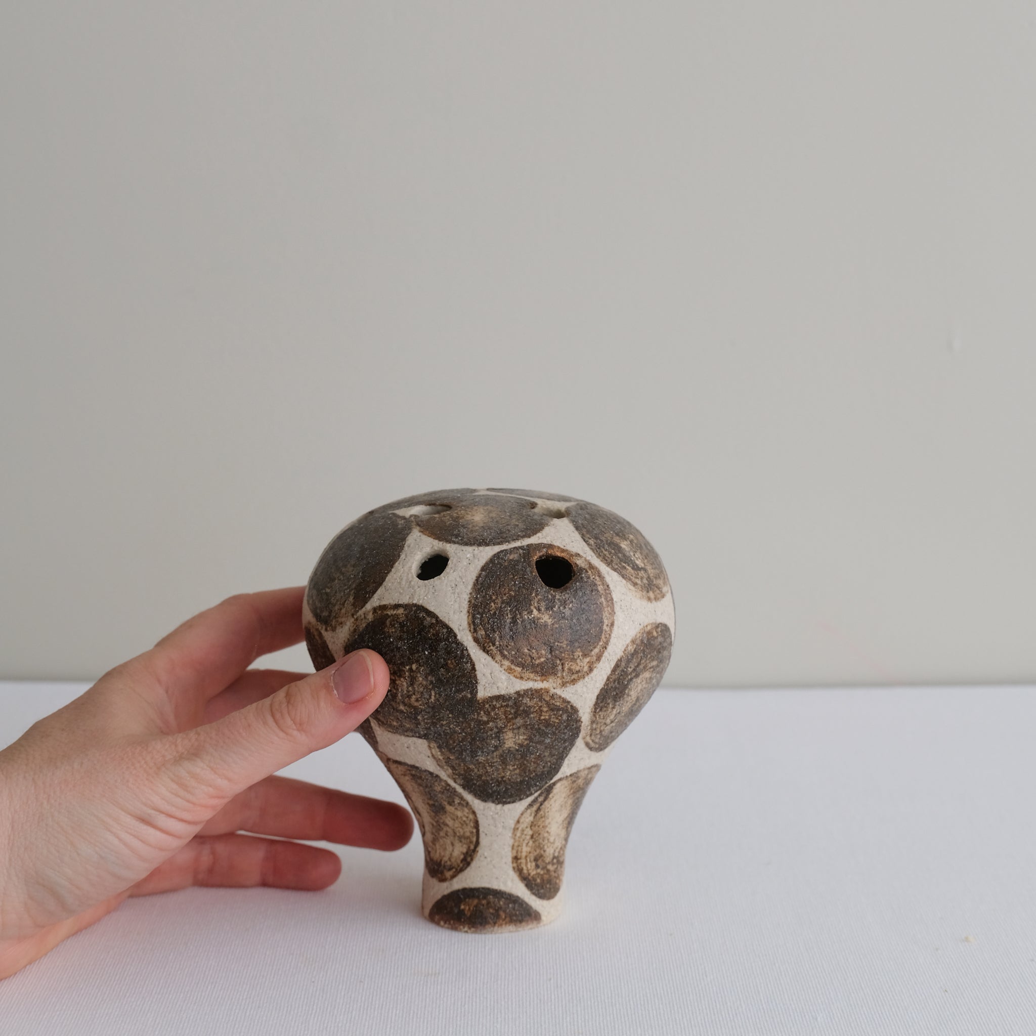 Vase 24 en grès H 12 cm - beige et pois brun de Mano Mani chez Brutal Ceramics