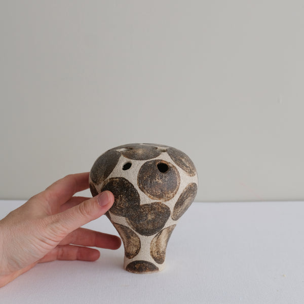 Vase 24 en grès H 12 cm - beige et pois brun de Mano Mani chez Brutal Ceramics