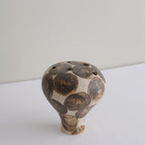 Vase 24 en grès H 12 cm - beige et pois brun de Mano Mani chez Brutal Ceramics