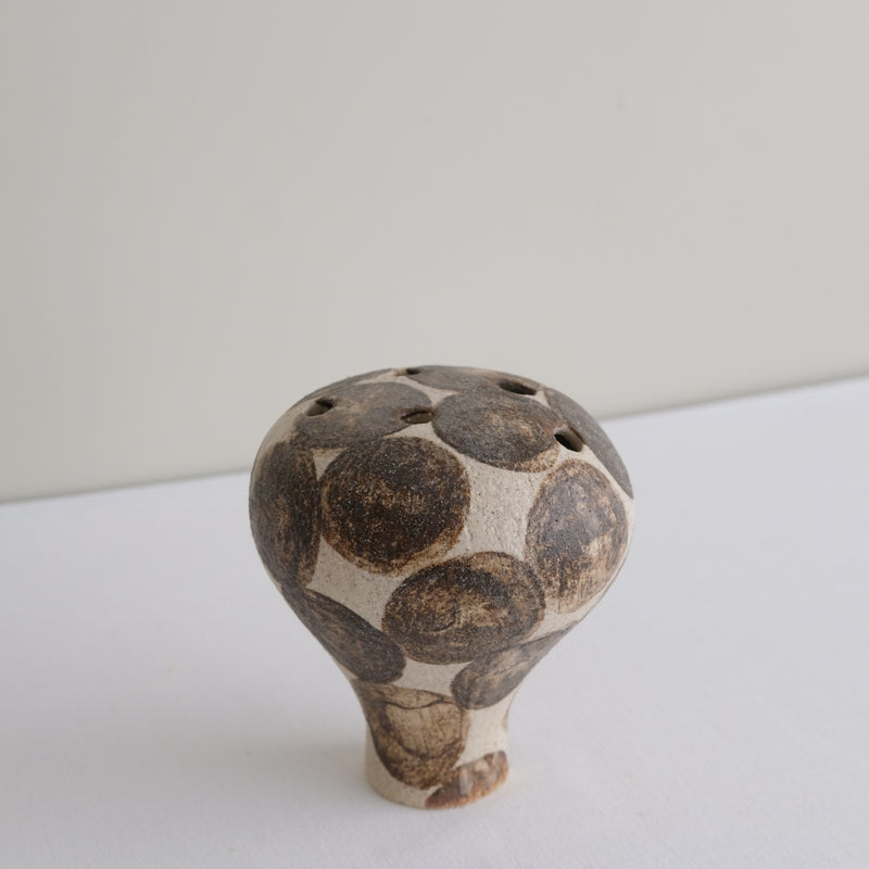 Vase 24 en grès H 12 cm - beige et pois brun de Mano Mani chez Brutal Ceramics