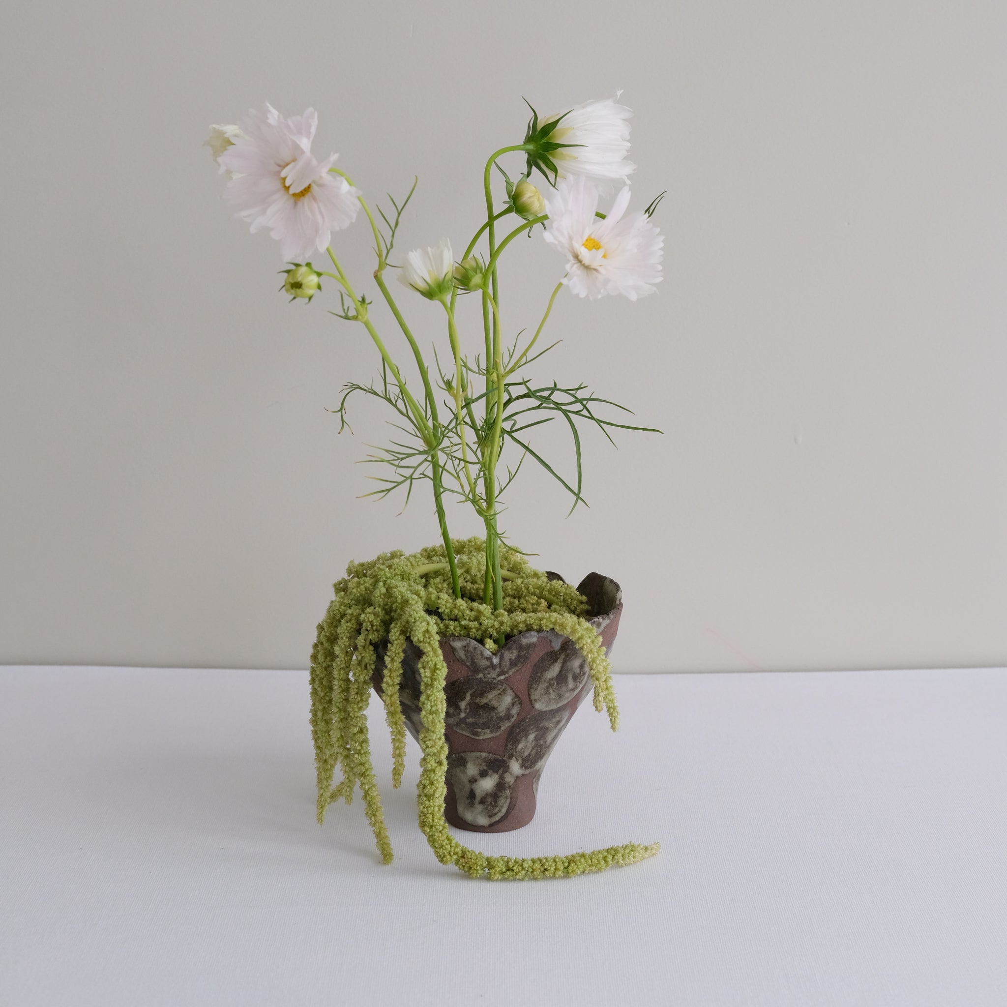 Vase 25 en grès H 10 cm - brun et pois kaki gris de Mano Mani chez Brutal Ceramics