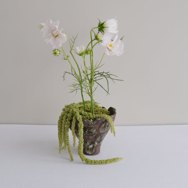 Vase 25 en grès H 10 cm - brun et pois kaki gris de Mano Mani chez Brutal Ceramics