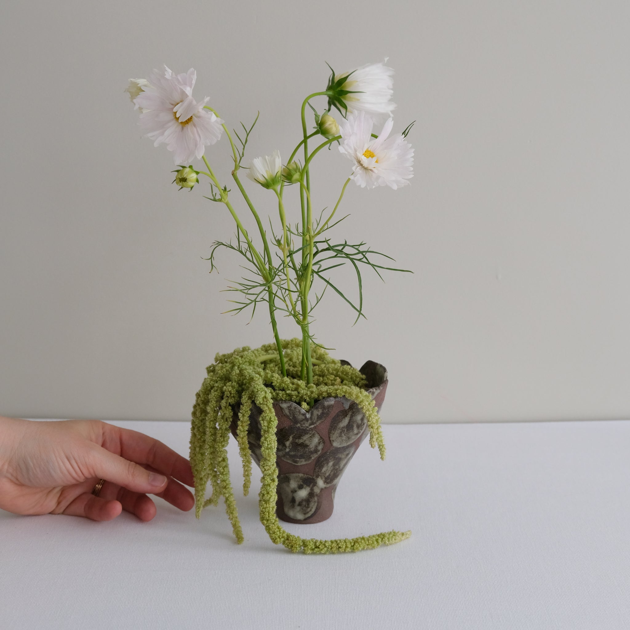 Vase 25 en grès H 10 cm - brun et pois kaki gris de Mano Mani chez Brutal Ceramics