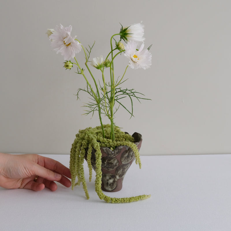 Vase 25 en grès H 10 cm - brun et pois kaki gris de Mano Mani chez Brutal Ceramics