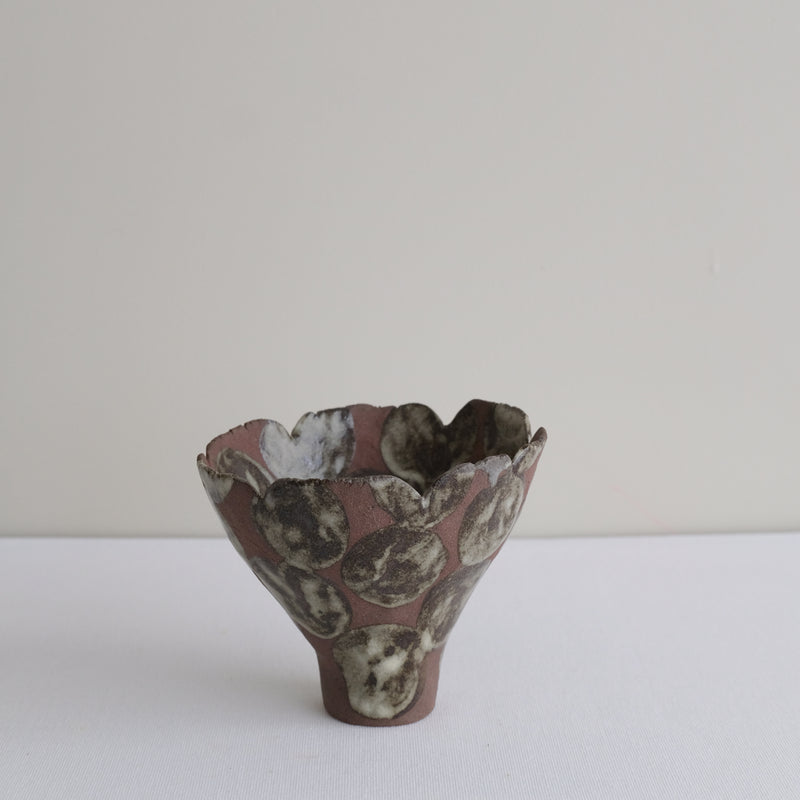 Vase 25 en grès H 10 cm - brun et pois kaki gris de Mano Mani chez Brutal Ceramics