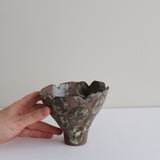 Vase 25 en grès H 10 cm - brun et pois kaki gris de Mano Mani chez Brutal Ceramics