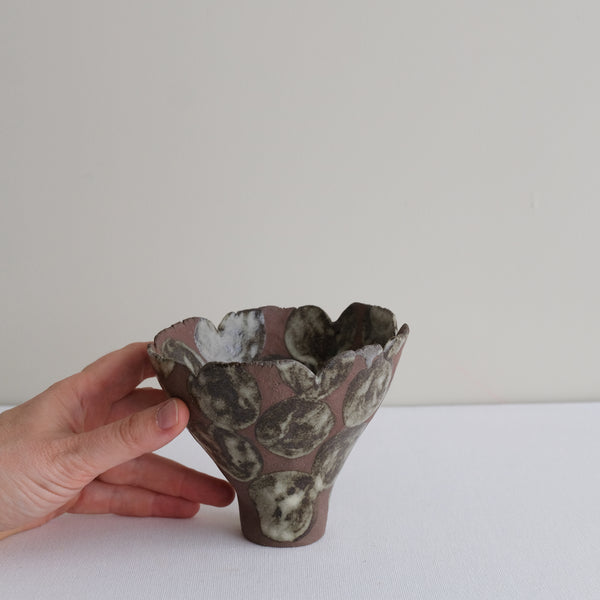 Vase 25 en grès H 10 cm - brun et pois kaki gris de Mano Mani chez Brutal Ceramics