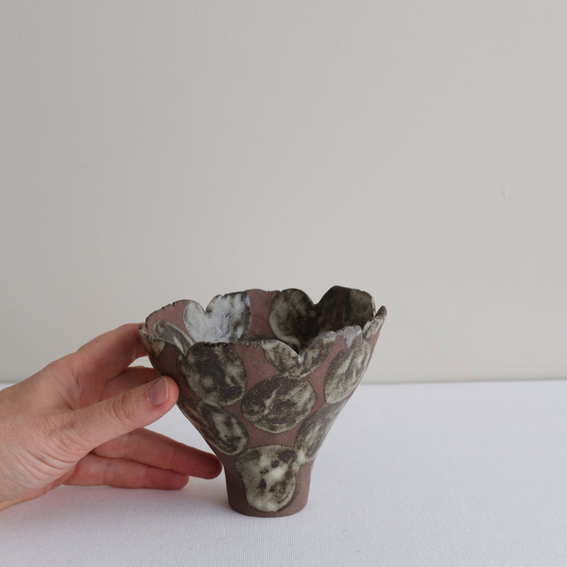 Vase 25 en grès H 10 cm - brun et pois kaki gris de Mano Mani chez Brutal Ceramics