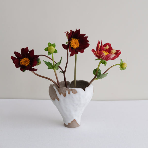 Vase 26 en grès H 11 cm - gris et blanc de Mano Mani chez Brutal Ceramics