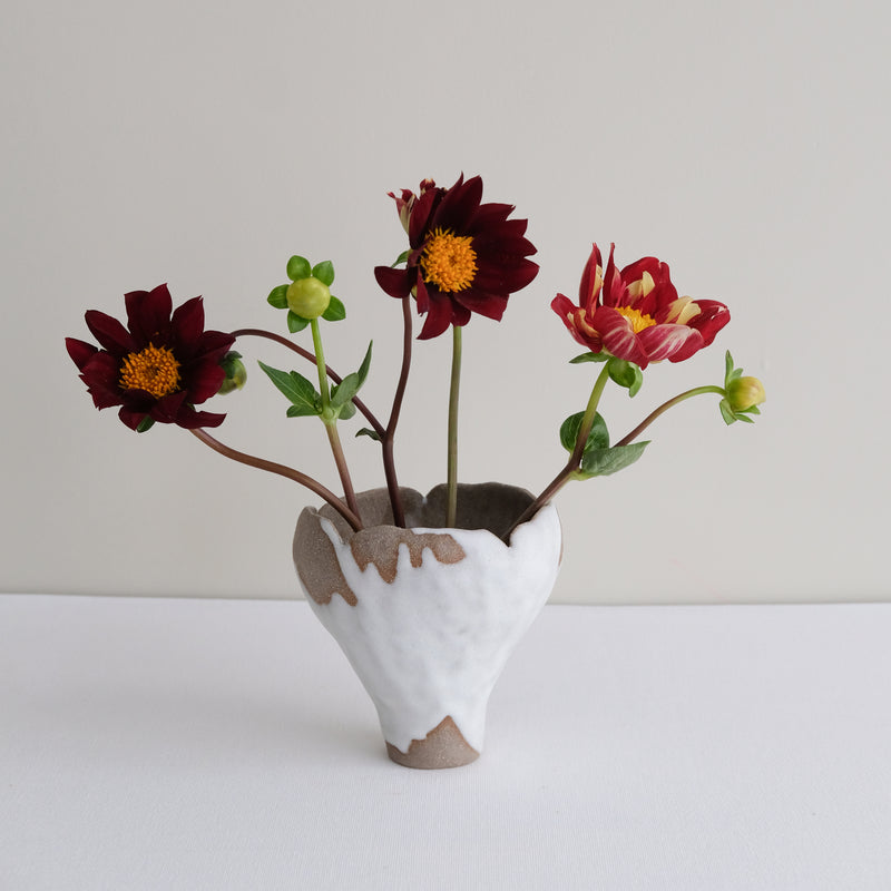 Vase 26 en grès H 11 cm - gris et blanc de Mano Mani chez Brutal Ceramics