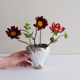 Vase 26 en grès H 11 cm - gris et blanc de Mano Mani chez Brutal