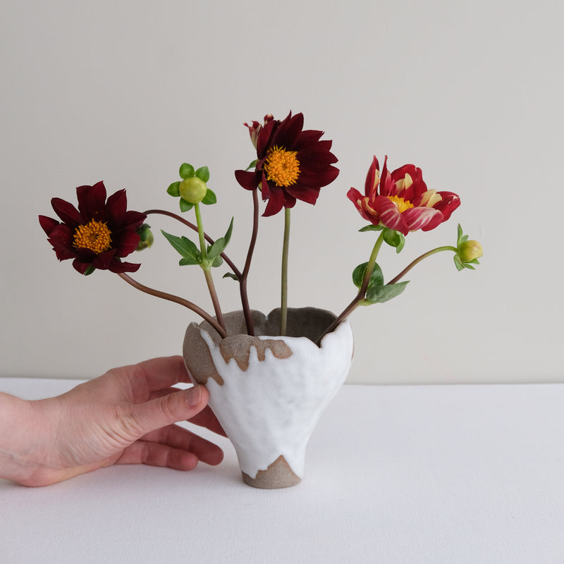 Vase 26 en grès H 11 cm - gris et blanc de Mano Mani chez Brutal