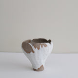 Vase 26 en grès H 11 cm - gris et blanc de Mano Mani chez Brutal