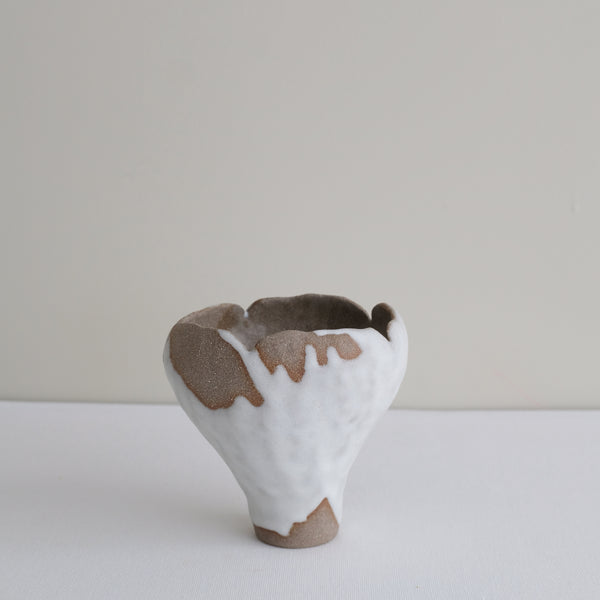 Vase 26 en grès H 11 cm - gris et blanc de Mano Mani chez Brutal