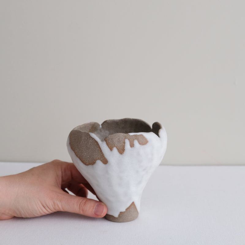 Vase 26 en grès H 11 cm - gris et blanc de Mano Mani chez Brutal