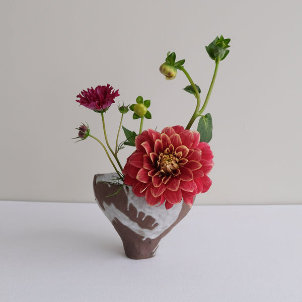 Vase 27 en grès H 10,5 cm - brun et blanc de Mano Mani chez Brutal Ceramics