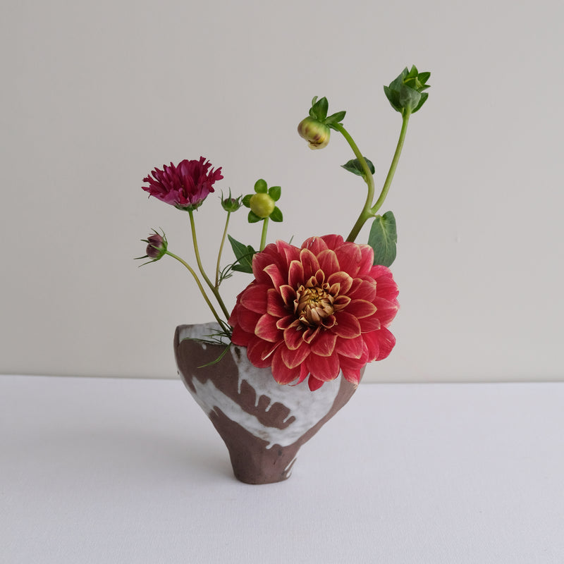 Vase 27 en grès H 10,5 cm - brun et blanc de Mano Mani chez Brutal Ceramics