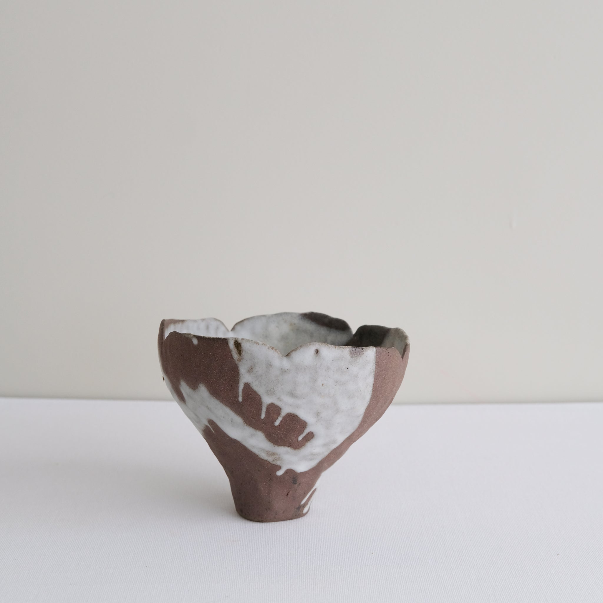 Vase 27 en grès H 10,5 cm - brun et blanc de Mano Mani chez Brutal Ceramics