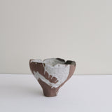 Vase 27 en grès H 10,5 cm - brun et blanc de Mano Mani chez Brutal Ceramics
