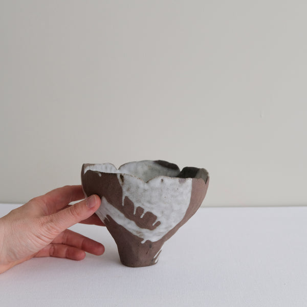 Vase 27 en grès H 10,5 cm - brun et blanc de Mano Mani chez Brutal Ceramics