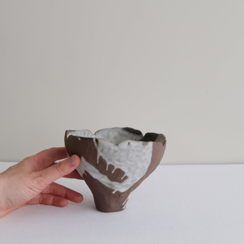 Vase 27 en grès H 10,5 cm - brun et blanc de Mano Mani chez Brutal Ceramics