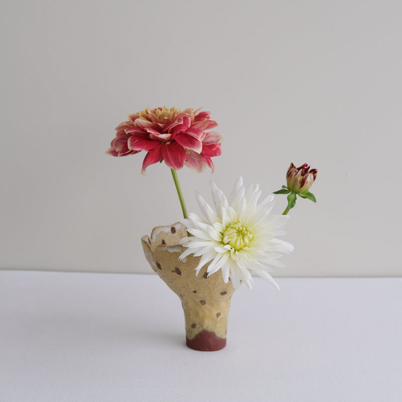 Vase 28 en grès H 12 cm - jaune ocre et pois brun de Mano Mani chez Brutal Ceramics