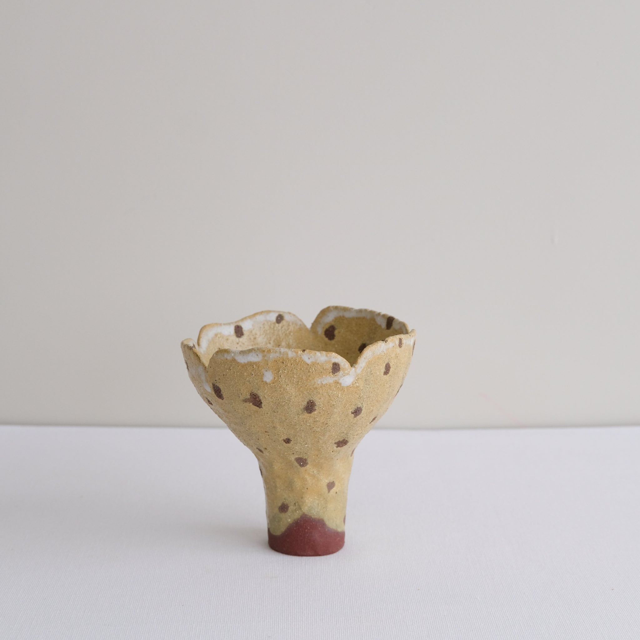 Vase 28 en grès H 12 cm - jaune ocre et pois brun de Mano Mani chez Brutal Ceramics