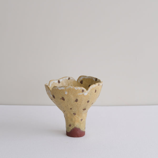 Vase 28 en grès H 12 cm - jaune ocre et pois brun de Mano Mani chez Brutal Ceramics