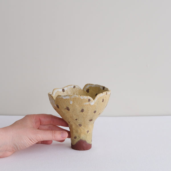 Vase 28 en grès H 12 cm - jaune ocre et pois brun de Mano Mani chez Brutal Ceramics