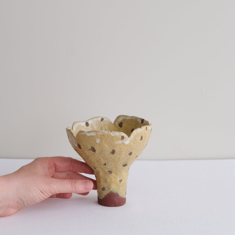 Vase 28 en grès H 12 cm - jaune ocre et pois brun de Mano Mani chez Brutal Ceramics