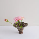 Vase 29 en grès H 9 cm - gris et pois brun de Mano Mani chez Brutal Ceramics