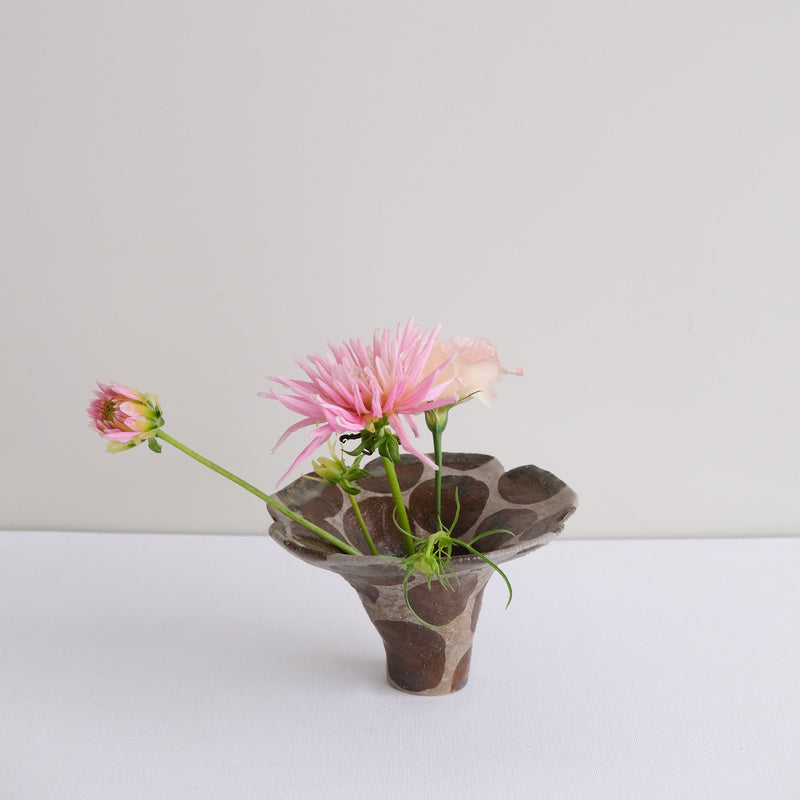 Vase 29 en grès H 9 cm - gris et pois brun de Mano Mani chez Brutal Ceramics