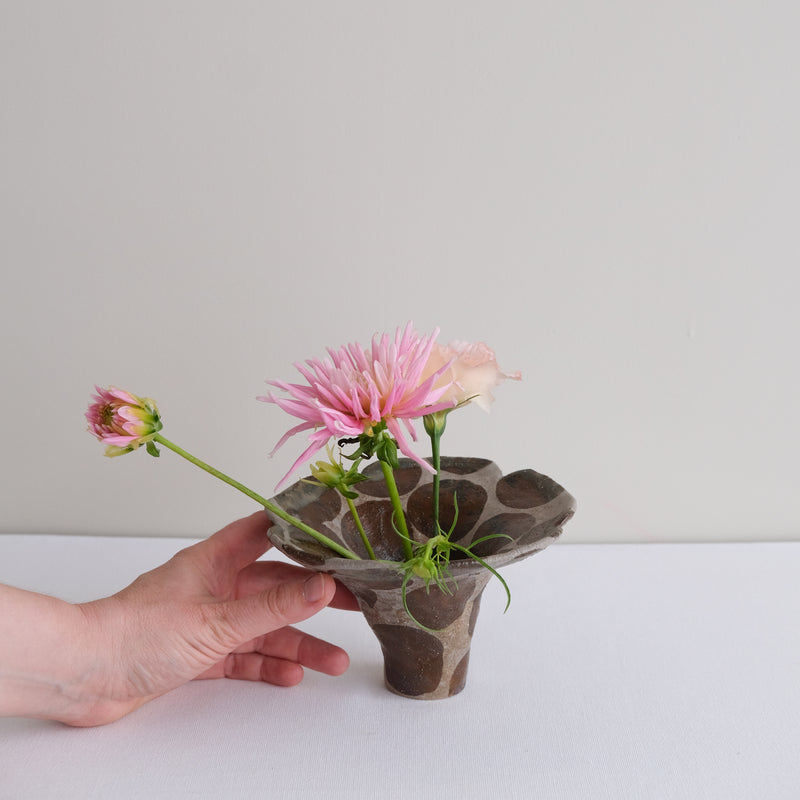Vase 29 en grès H 9 cm - gris et pois brun de Mano Mani chez Brutal Ceramics