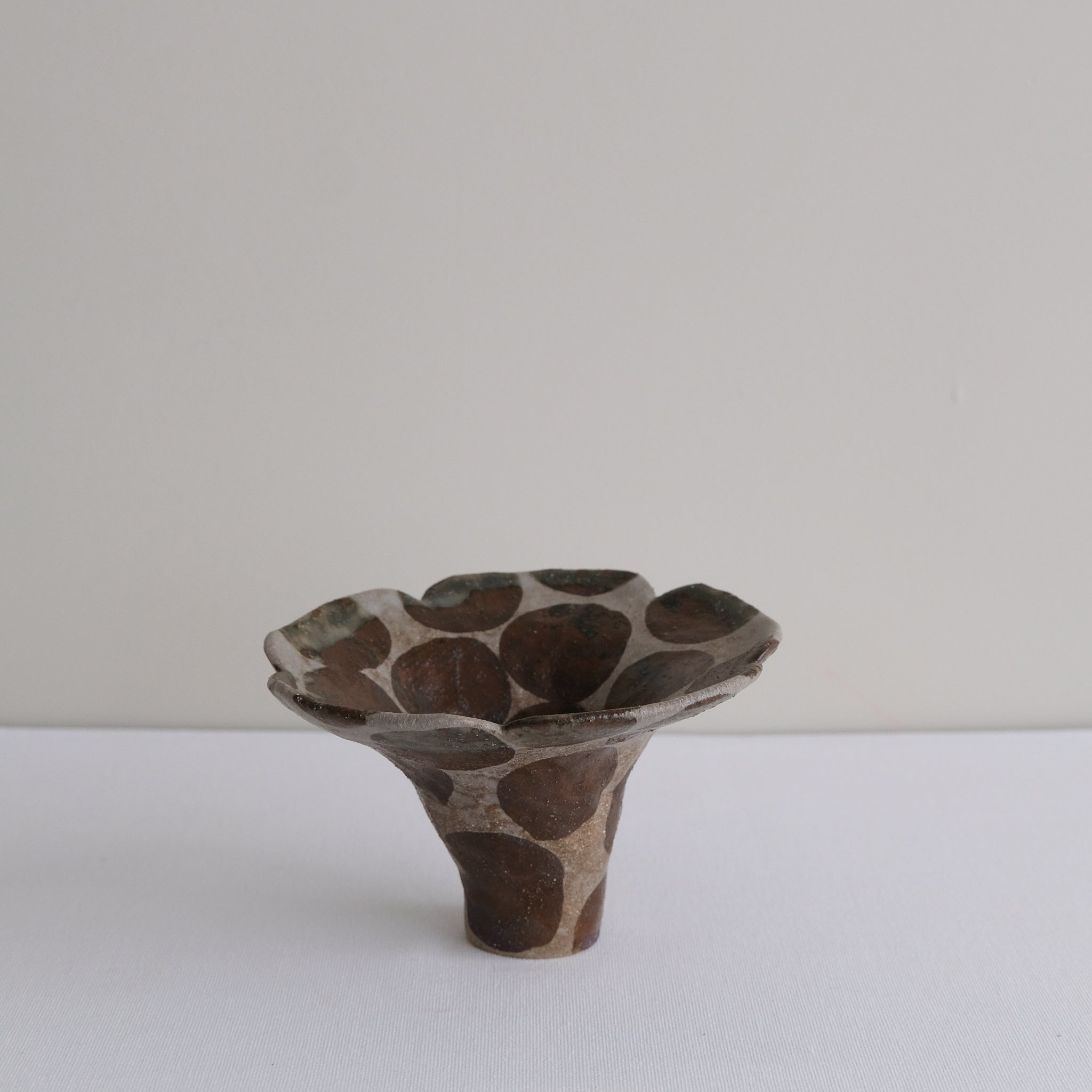 Vase 29 en grès H 9 cm - gris et pois brun de Mano Mani chez Brutal Ceramics